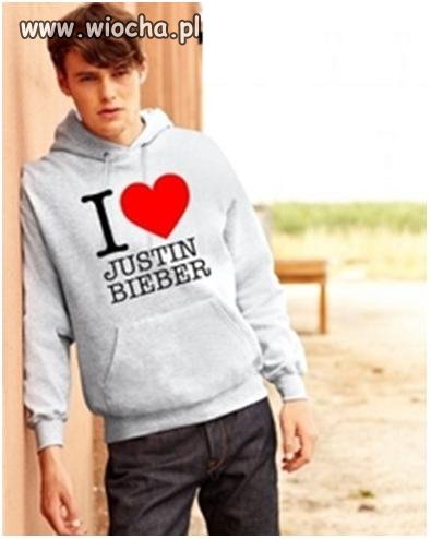 Mężczyzna w bluzie z napisem "I Love JB"