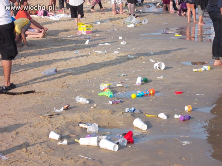 Na plaży słonko praży ...