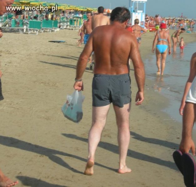 Budowlaniec na plaży.