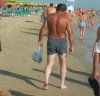 Budowlaniec na plaży.