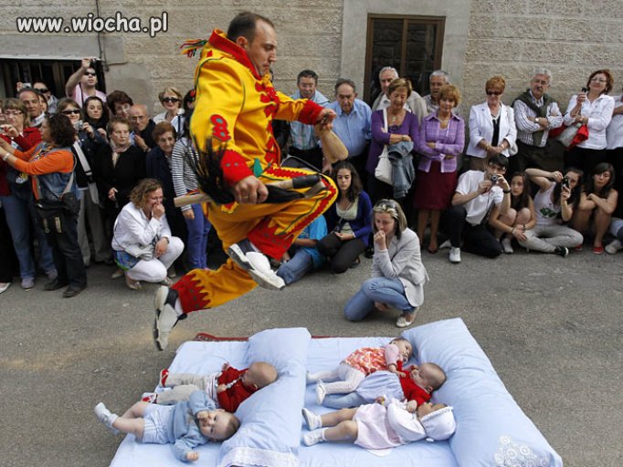 Skakanie nad dziećmi w imię tradycji.