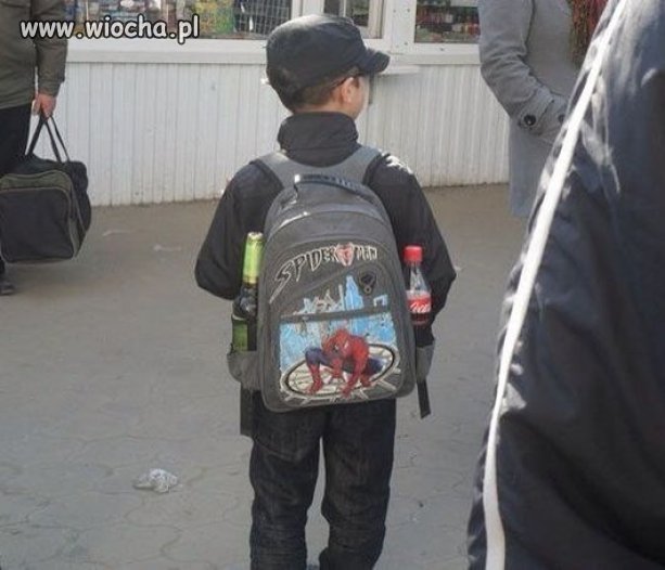 Coś wam nie gra w wyposażeniu szkolnym tego małego