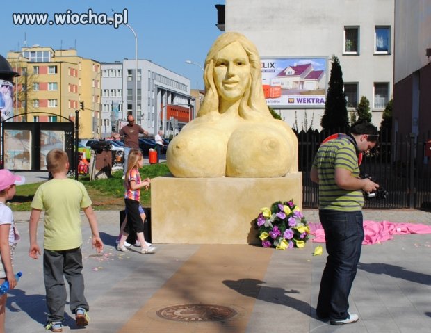 Piękny, Ciechanowski betonowy kloc