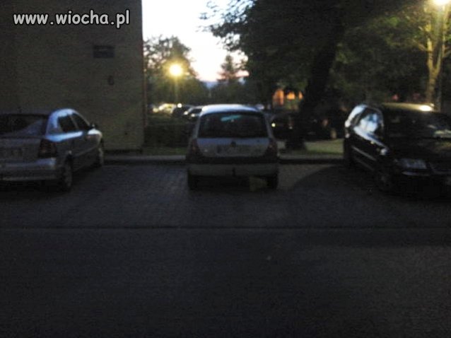 Przez takich ludzi nie można zaparkować auta...