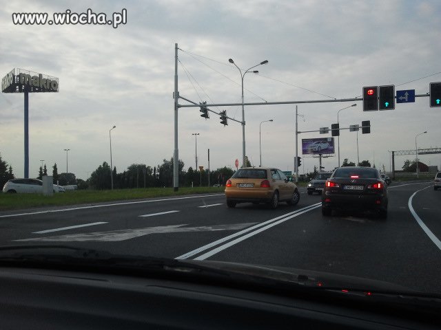 Chciała skręcić w lewo 
