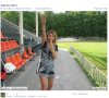 Wąsik z palców, ręka w górę