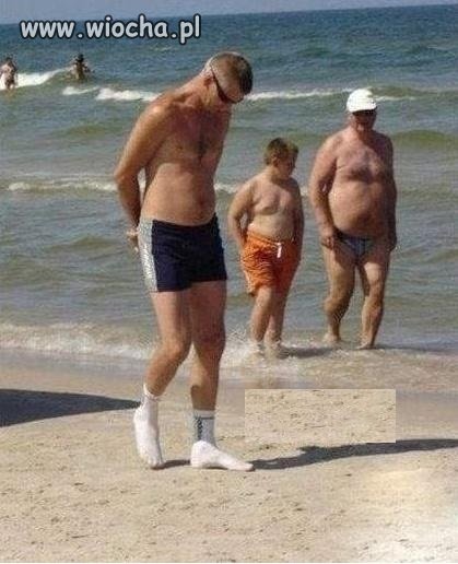 W skarpetach na plaży