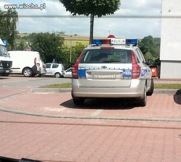 Tak parkuje nasza policja 