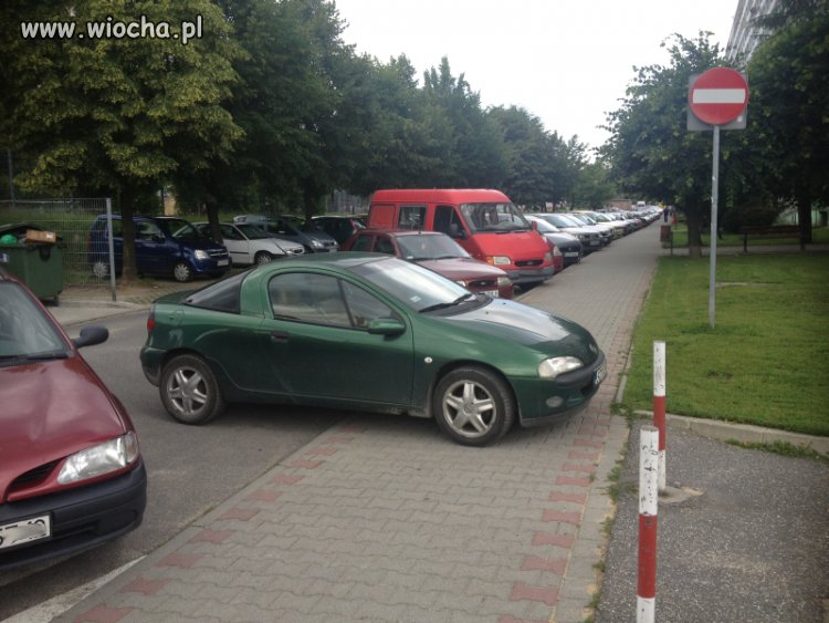 Kierowca z Żor blokujący chodnik!