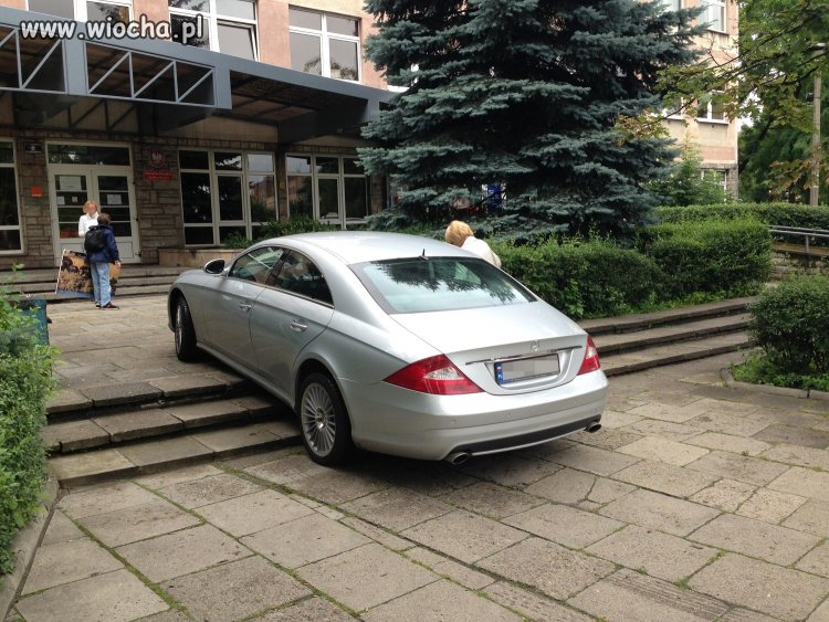 Kobieta zaparkowała pod pocztą