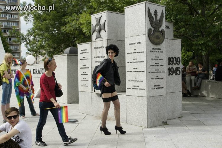 Czyżby ten osobnik przyszedł oddać hołd bohaterom