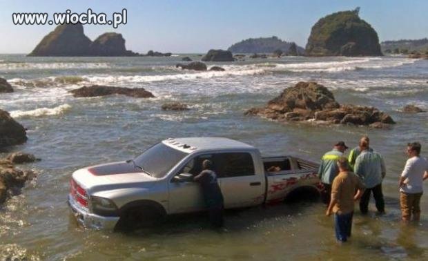 Zaparkował na plaży,