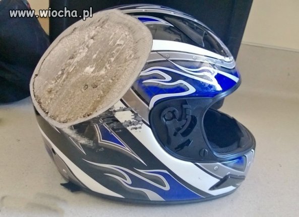 Kask po uderzeniu z prędkością 128 km/h.