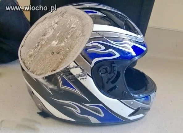 Kask po uderzeniu z prędkością 128 km/h.