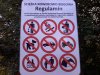 Znak zakazu na alejkach nad Rabą 