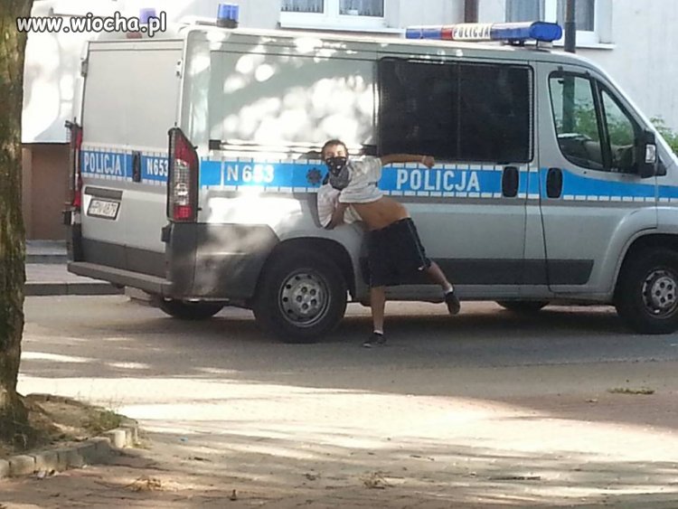 Wstawia takie zdjęcie na fb 