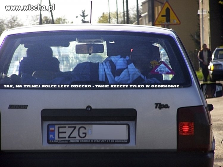 Dziecko na tylnej półce.