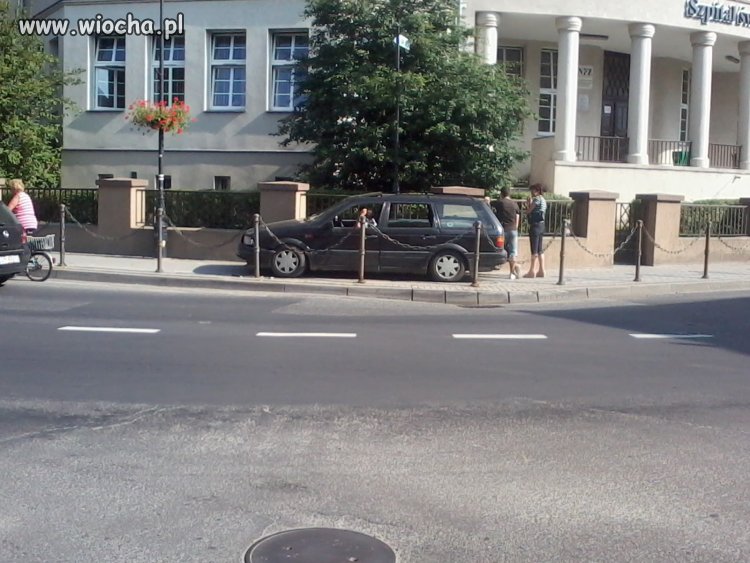 Ten Pan próbował przejechać chodnikiem