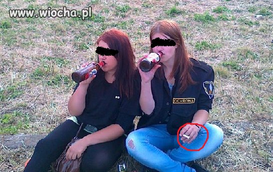 Szpan pustą butelką po piwie i nie zapaloną fajką