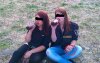 Szpan pustą butelką po piwie i nie zapaloną fajką