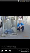 Kolega czeka, aż się pokój zwolni 