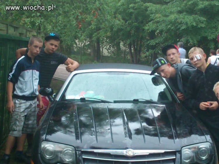 Gangsterzy ze wsi, podbite oczy i pozy na koksa.. 