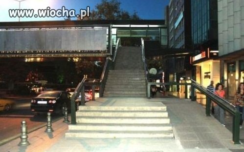 Do połowy podjazd dla wózków... Co dalej?