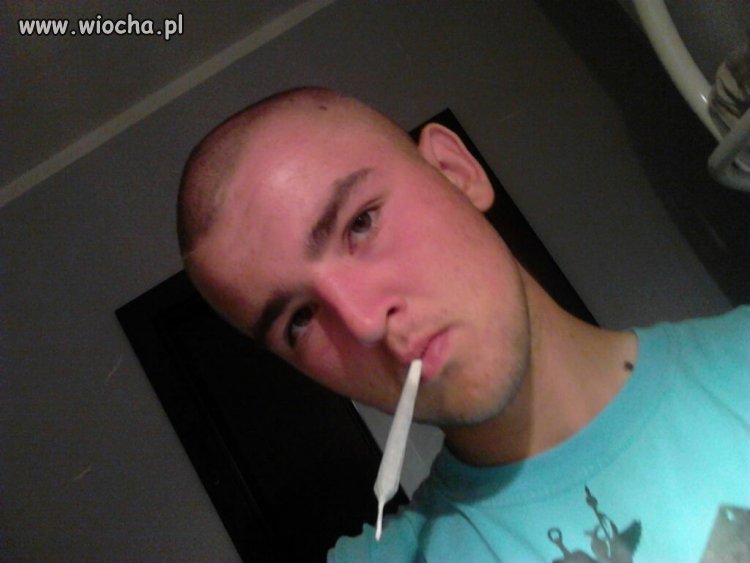 Taki tam przystojniak z jointem hahahaha 