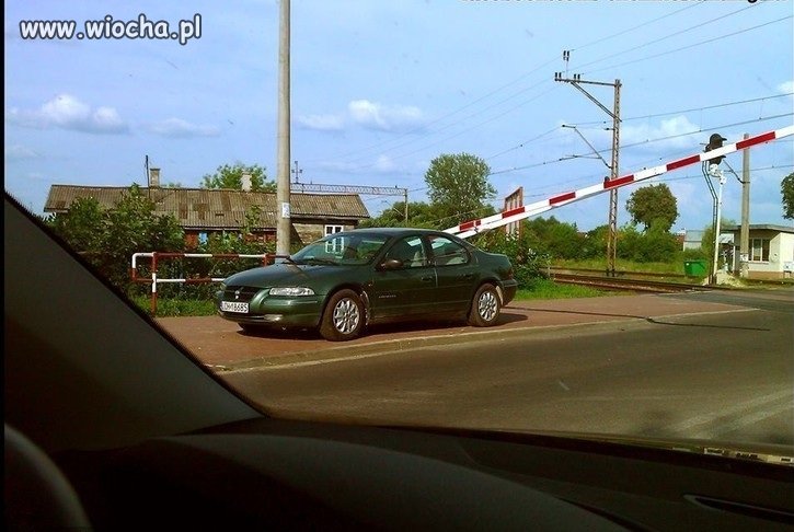 Kolejny mistrz parkowania..