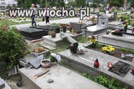 Wandale na cmentarzu...