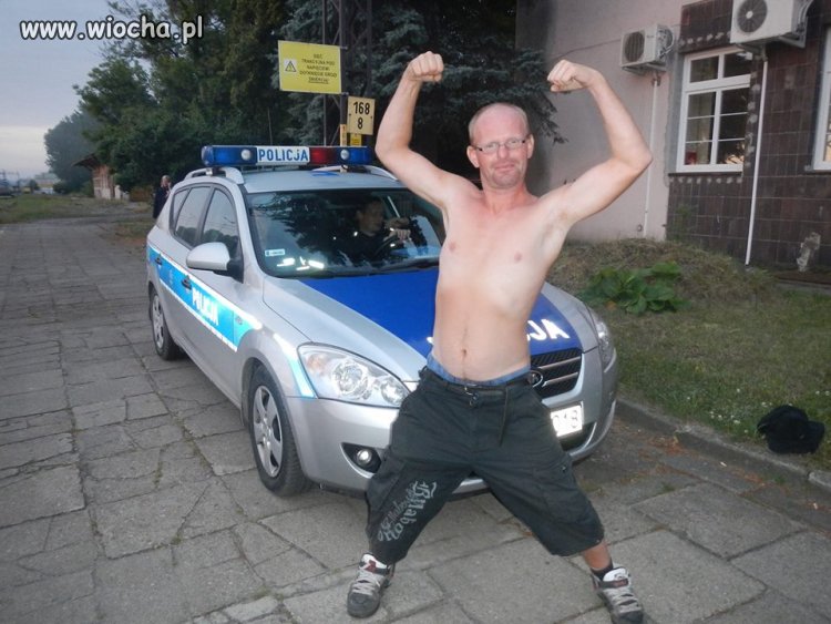 Zdjęcie przy psiej budzie