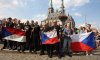 Czescy "patrioci" i trzy warianty flagi.