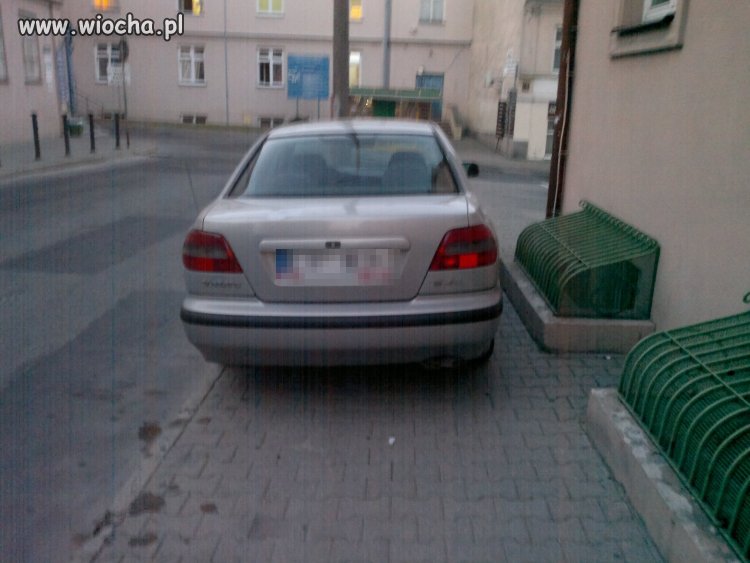 Wieśniak parkuje na chodniku
