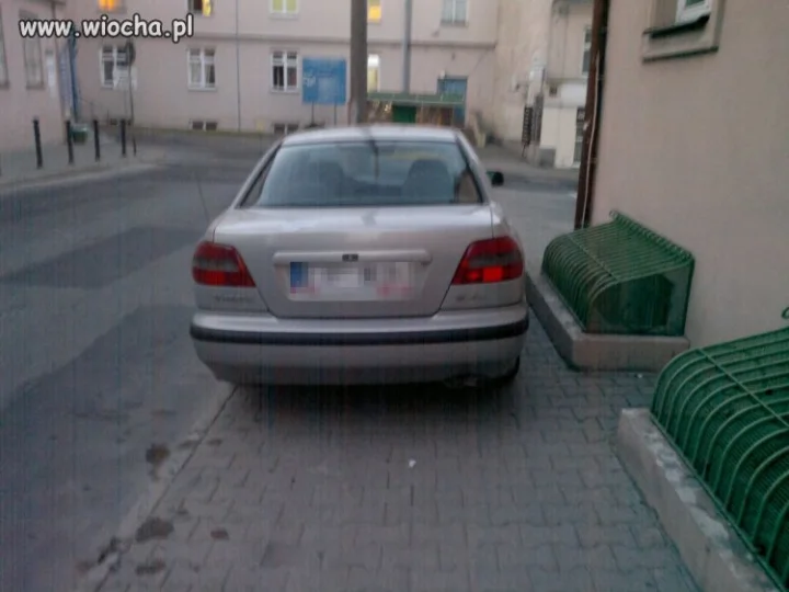 Wieśniak parkuje na chodniku