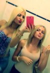 Blond jest, różowy telefon jest, dzióbek jest, 