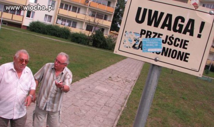 Zamiast naprawić chodnik, stawia się zakaz