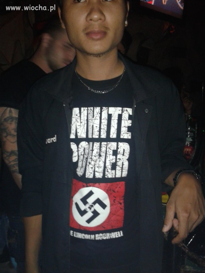 Azjata z koszulką "white power"
