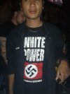 Azjata z koszulką "white power"