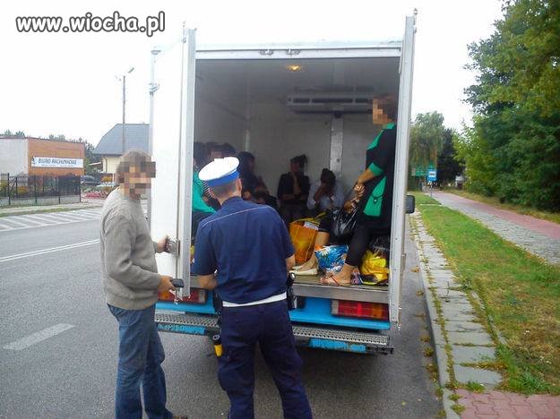 Kierowca w chłodni przewoził 16 osób!