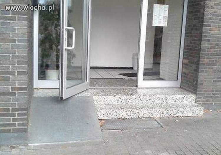 Podjazd dla niepełnosprawnych jest?