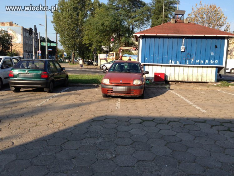 Kretyn w Łodzi! Kupuje małe clio i umie parkować 