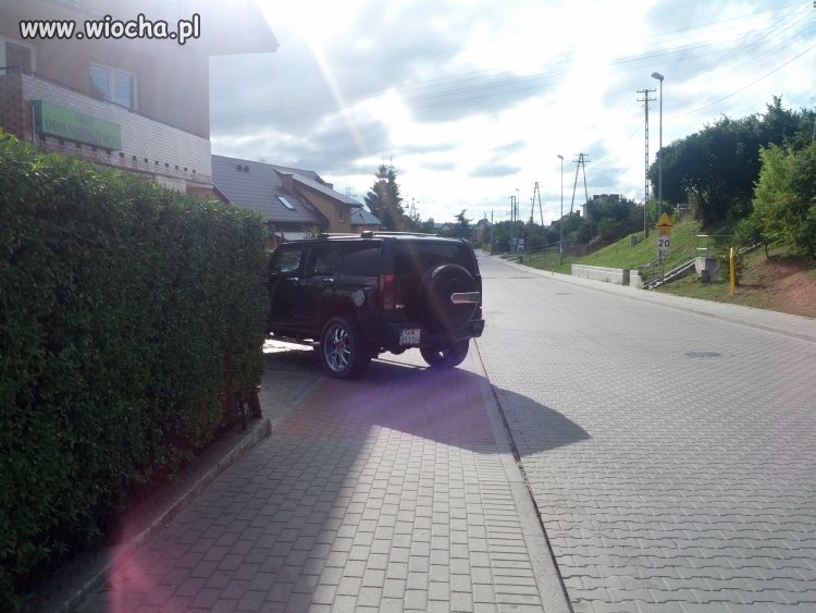 Mam furę to parkuję na chodniku