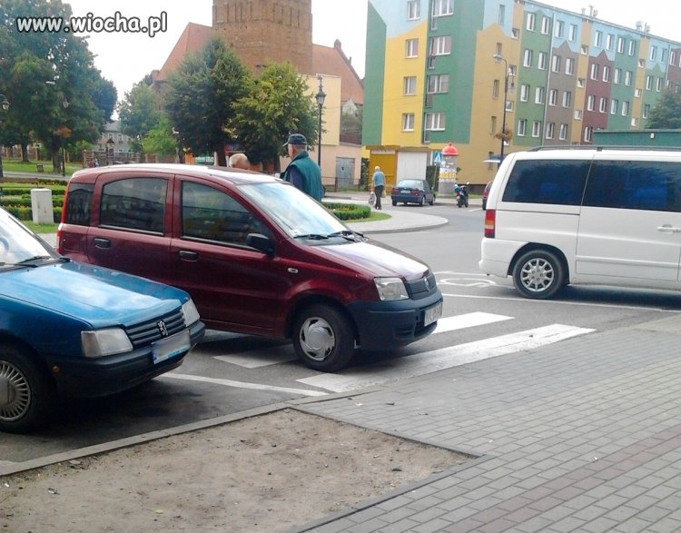 Tak się parkuje w Prabutach przy Biedronce