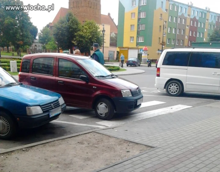 Tak się parkuje w Prabutach przy Biedronce