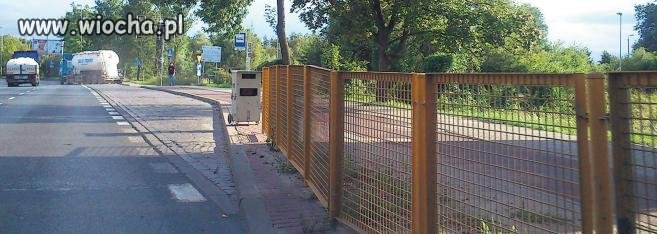 Fotoradar strzela zza barierki 