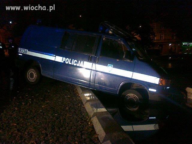 Policyjna furgonetka zanurzona w fontannie