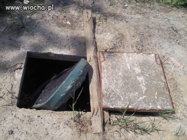 Pokrywa studzienki kanalizacyjnej  