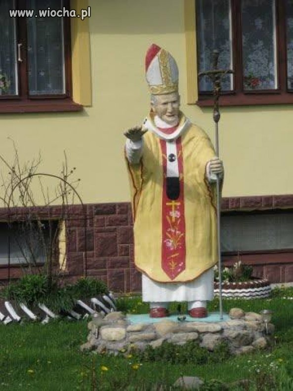 Dość nietypowy krasnal ogrodowy. 