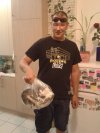 Koleś znęca się nad kotem