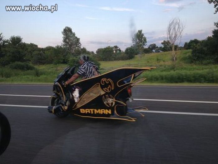 Batman wyjechał na ulicę.